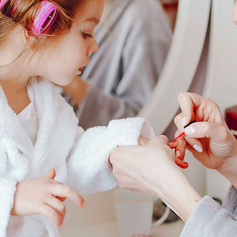 Glowzy Nail Bar